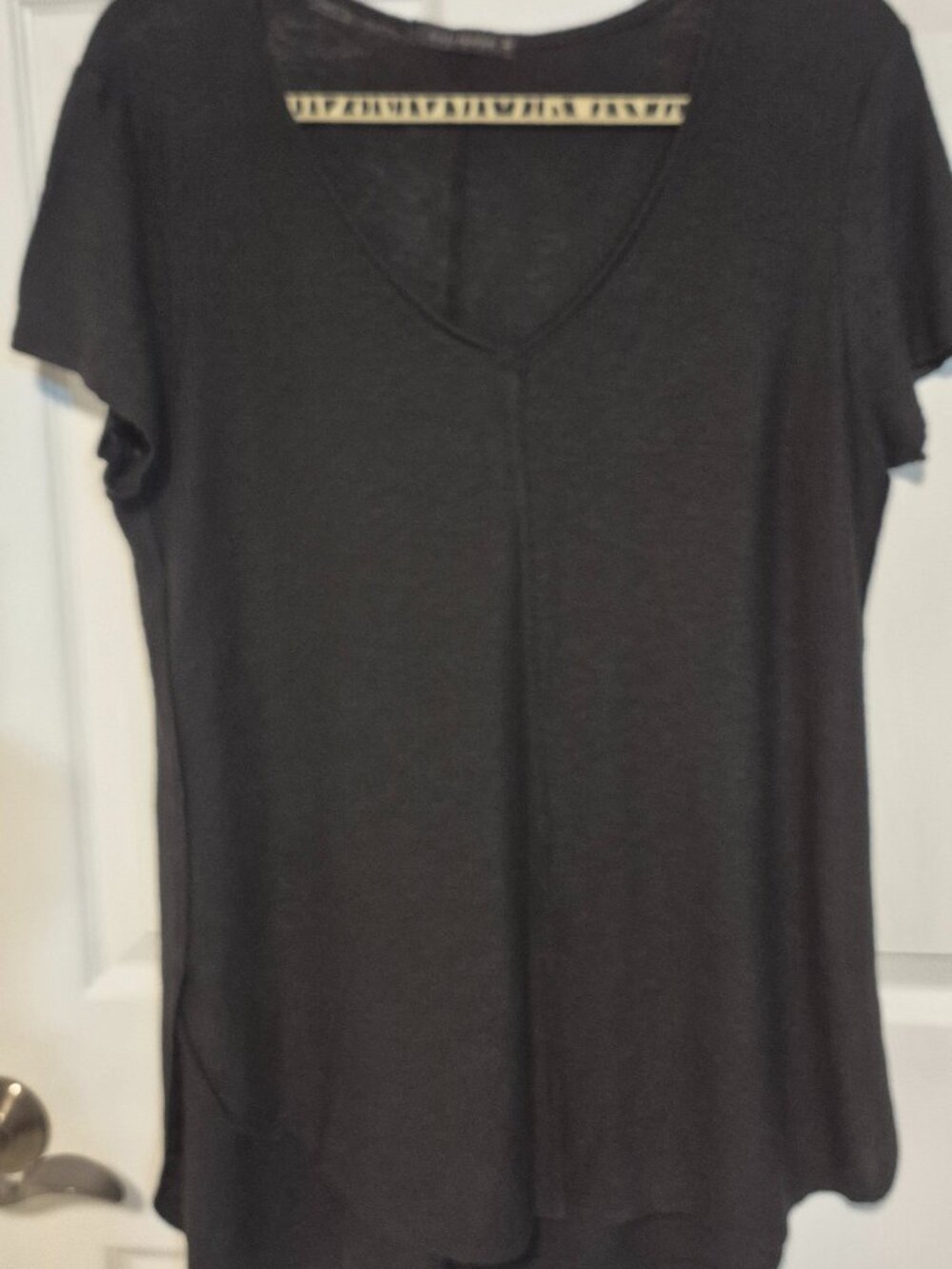 CUT LOOSE - V NECK Tunic Top.  SIZE MEDIUM.